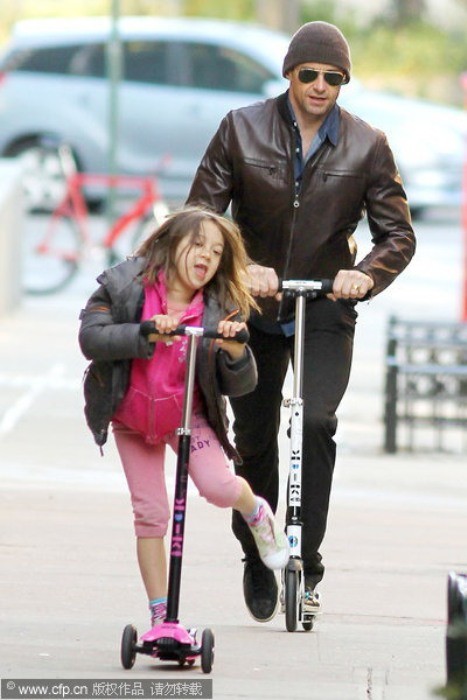 Hugh Jackman dạy cô công chúa nhỏ, Ava Eliot tập xe Scooter.